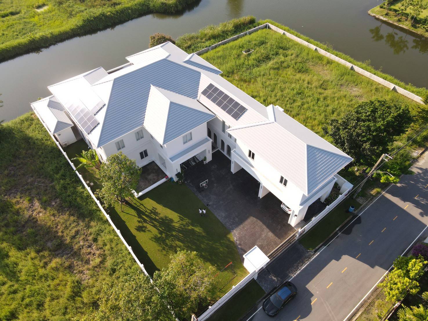 The Pinnacle of Lakeside Living